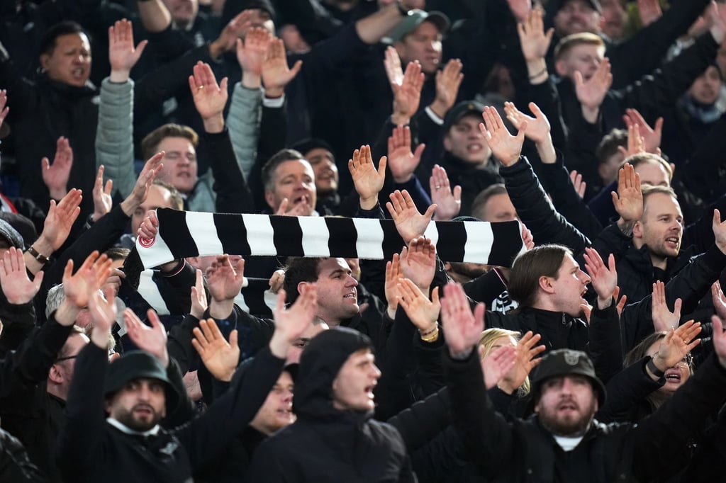 Am Rande des Bundesligaspiels von Eintracht Frankfurt gegen Holstein Kiel sind zwei Fans der Hessen schwer verletzt worden.
