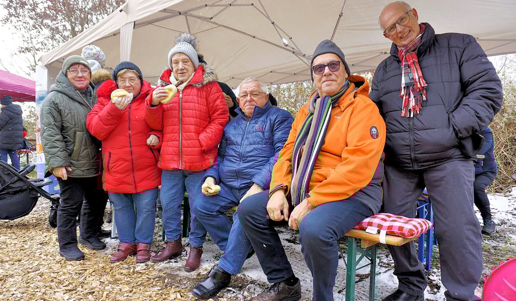 Margit Eichmann (r.v.re.) und ihr Mann Lothar aus Raßnitz, ihre Schwester Brigitte Troitsch aus Halle genießen samt Freunden beim 12. Wintergrillen rund um den Aussichtsturm am Raßnitzer See Bratwurst und Co.