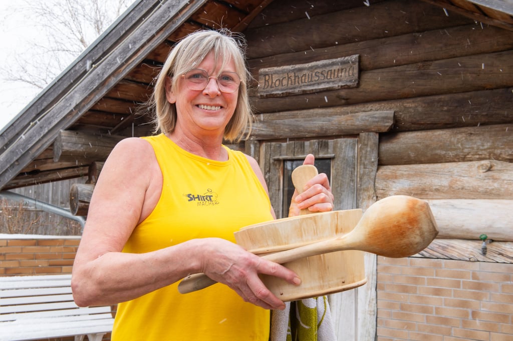 Draußen schneit's: Da geht die Naumburger Bulabana-Sauna-Chefin Katrin Ruhnow schnell ins Warme, um die Gäste mit einem Aufguss zu erfreuen.