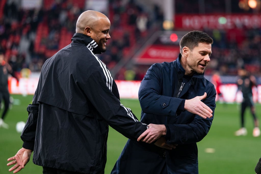 Leverkusen-Coach Alonso will seinem Kollegen Vincent Kompany noch nicht zum Titel gratulieren.