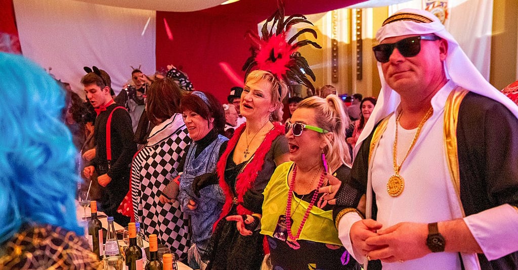 Megastimmung im Ratskeller: Zum GKV-eigenen Lied wurde kräftig geschunkelt.