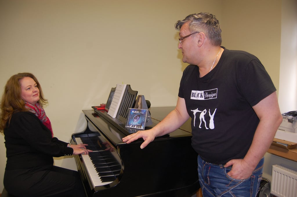Irina Krümmling und Denis Storch geben beim Pressetermin eine Kostprobe aus dem Album „Endlich Piano“ von Black Design.