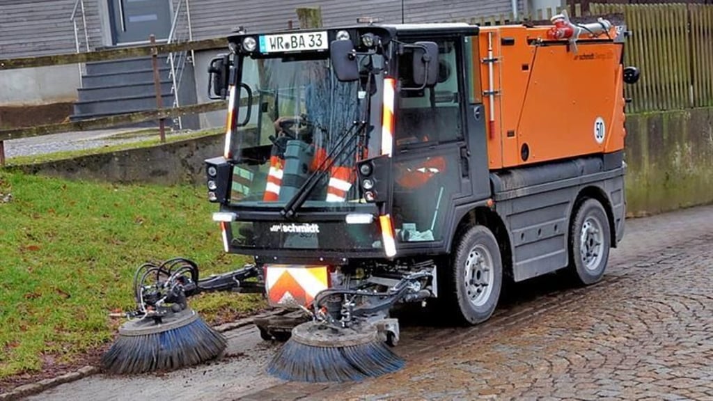 Eine Kehrmaschine reinigt Straßen im Harz.