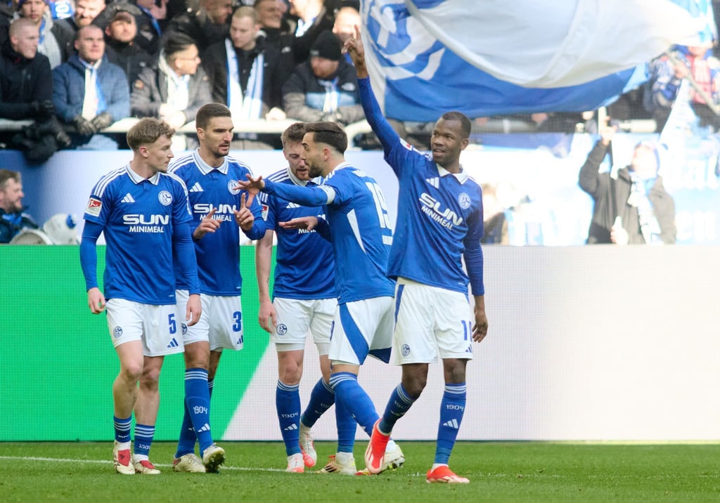 Neuzugang Ba (r) schießt Schalke mit seinem ersten Treffer für die Königsblauen zum Sieg.