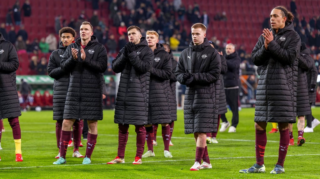 Die RB-Spieler bedanken sich nach dem Remis in Augsburg bei den mitgereisten Fans.