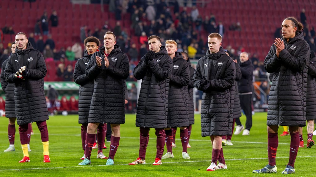 Die RB-Spieler bedanken sich nach dem Remis in Augsburg bei den mitgereisten Fans.