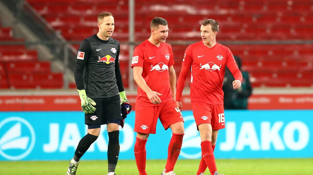 Peter Gulacsi, Willi Orban und Lukas Klostermann (v.l.n.r.) nach einem Bundesliga-Spiel 2021.