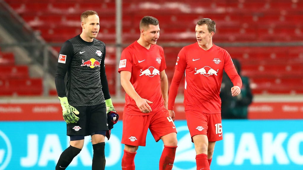 Peter Gulacsi, Willi Orban und Lukas Klostermann (v.l.n.r.) nach einem Bundesliga-Spiel 2021.