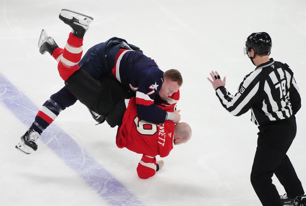 US-Nationalspieler Brady Tkachuk (oben) lieferte sich eine der drei Prügeleien zum Start des Duells mit Kanada.