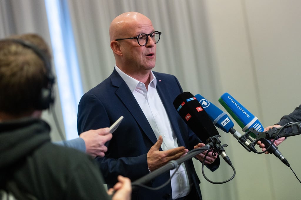 Nach einem Verhandlungsmarathon erläutert Bahn-Personalvorstand Martin Seiler die Details der Einigung.