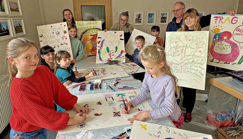 Wunschplakate fertigten am Sonnabend Kinder im Zeddenicker Gemeindezentrum an.