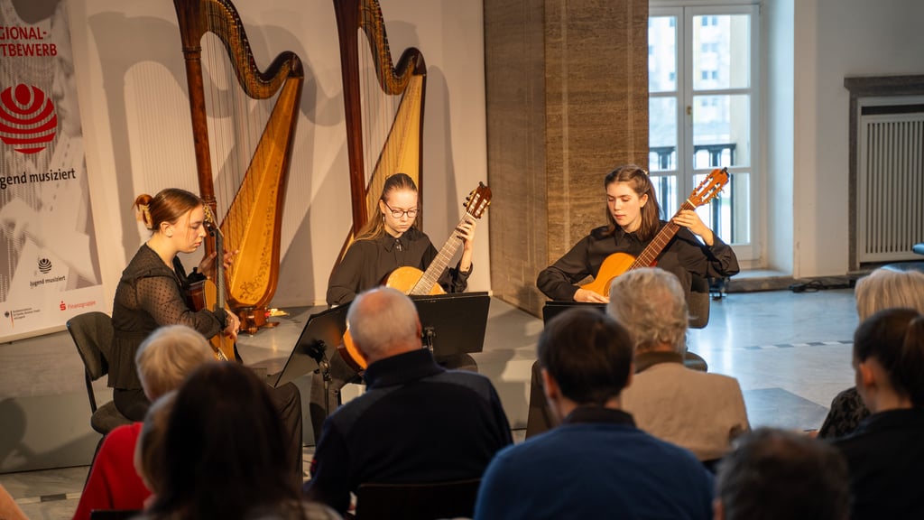 Das Coswiger-Gitarrentrio, bestehend aus Josefine Lenz, Johanna Hoff und Melissa Schmidt, bei dem Preisträgerkonzert.