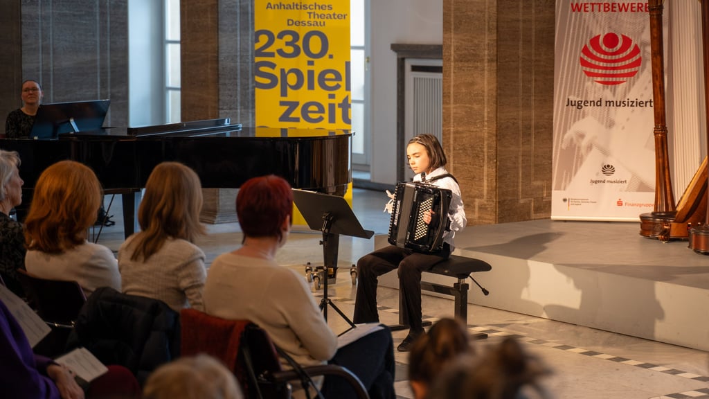 Gleich zwei Mal hat sich Carla Condy der Herausforderung gestellt. Sowohl im Gesang mit Wiebke Voigt als auch im Akkordeon errang sie jeweils einen ersten Preis. Im Akkordeon erzielte sie sogar mit der maximalen Punktzahl von 25 die beste Wertung aus Wittenberg.