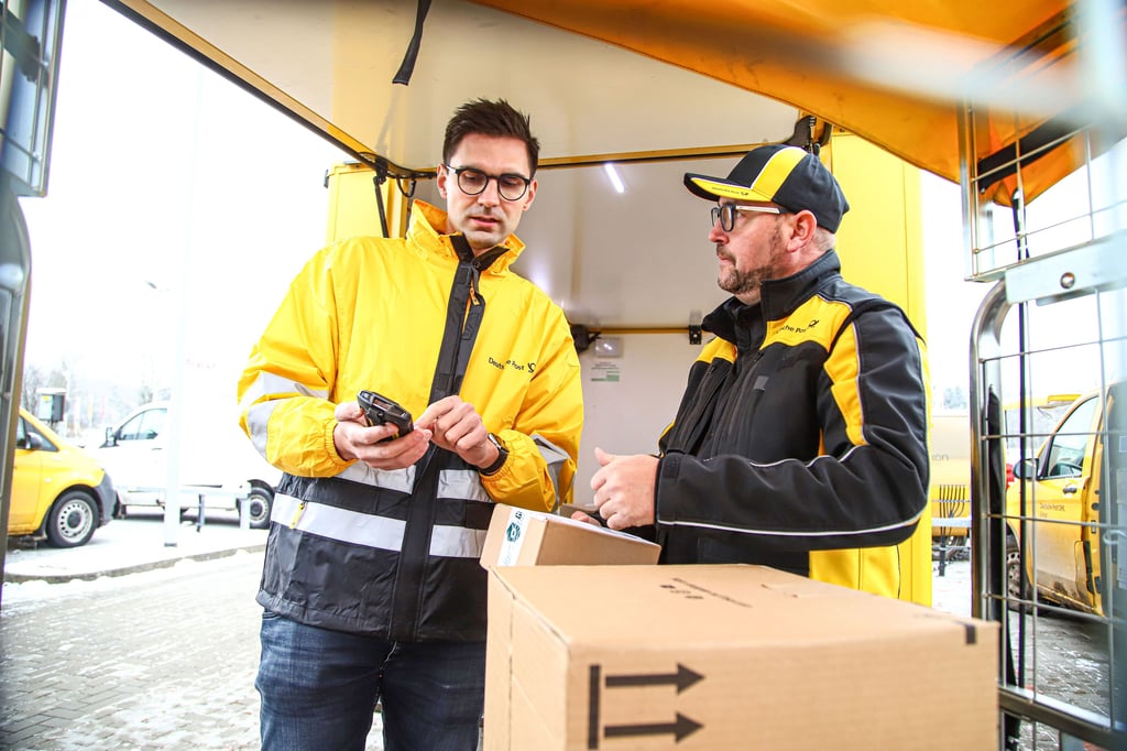 Alle drei Monate ein Praktikum: Sepp Müller (li.) packt in Gräfenhainichen bei der Paketzustellung an.