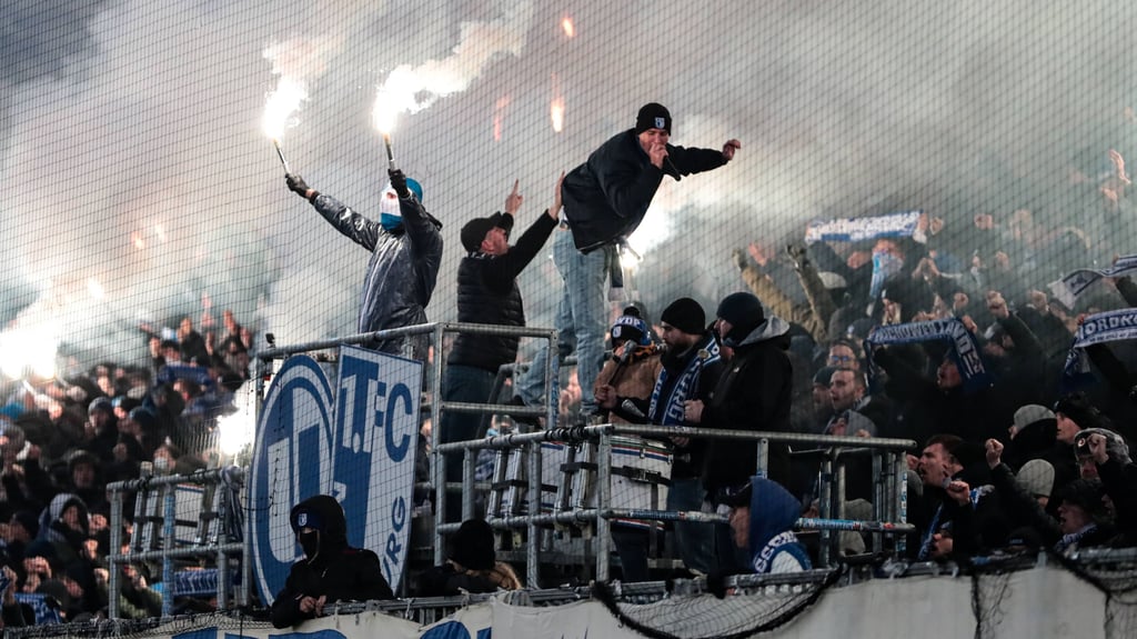 Die Fans des 1. FC Magdeburg ließen die Nordkurve gegen Köln leuchten. Der Pyroeinsatz wird den Verein jedoch eine große Menge Geld kosten.