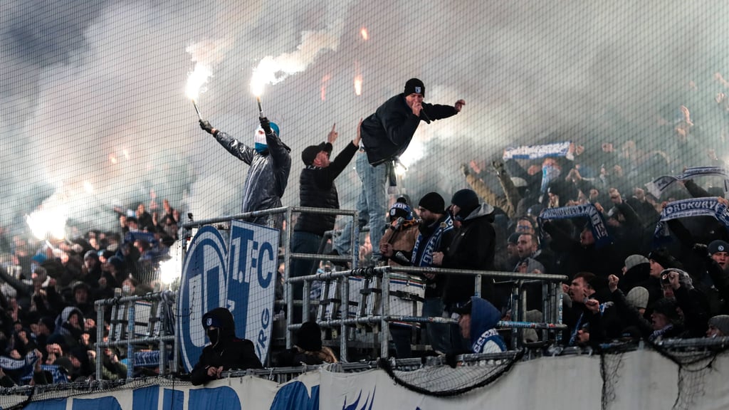 Die Fans des 1. FC Magdeburg ließen die Nordkurve gegen Köln leuchten. Der Pyroeinsatz wird den Verein jedoch eine große Menge Geld kosten.