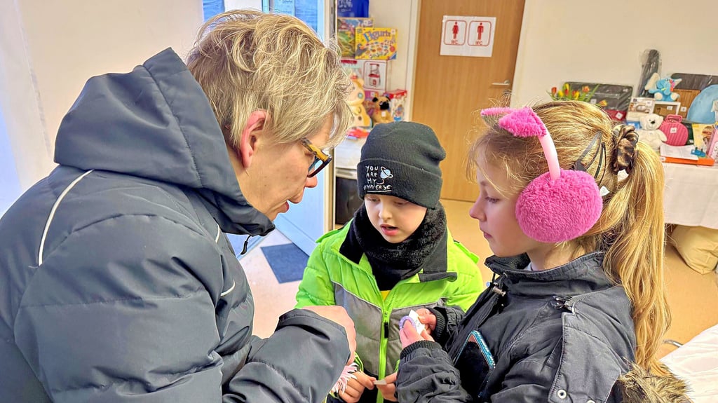 Geschäftsführerin Antje Rausch (links) schickt Felix Icks und Lilly Dähne zum Blumen suchen in Richtung Schwanenteich.
