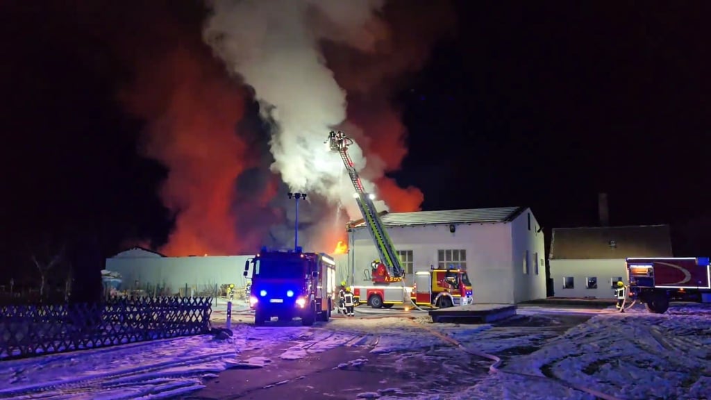 Warum das Feuer ausbrach, war zunächst nicht bekannt.