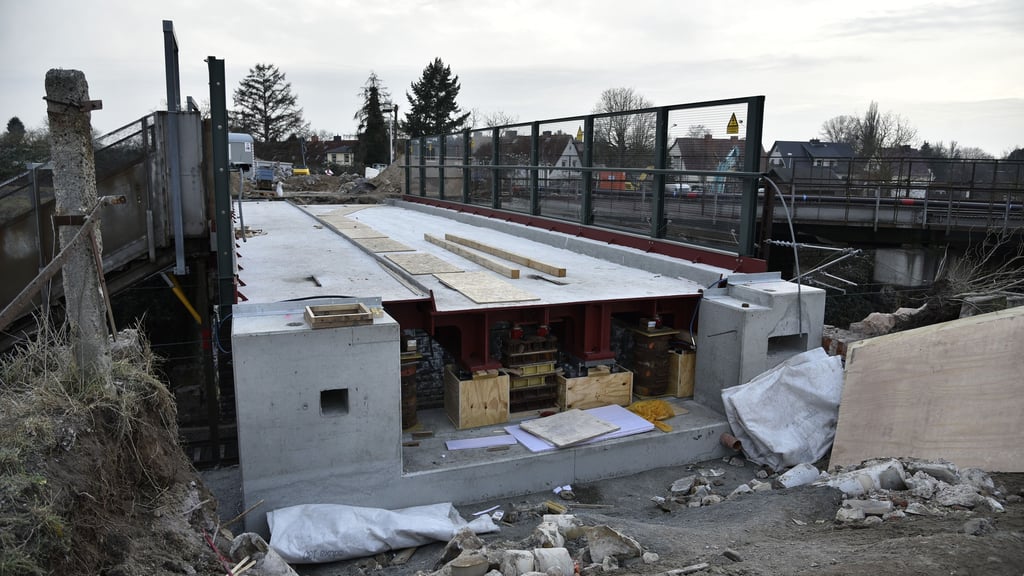 Blick auf den neuen Stahlüberbau der Brücke über die Gleise der Deutschen Bahn in Mageburg.