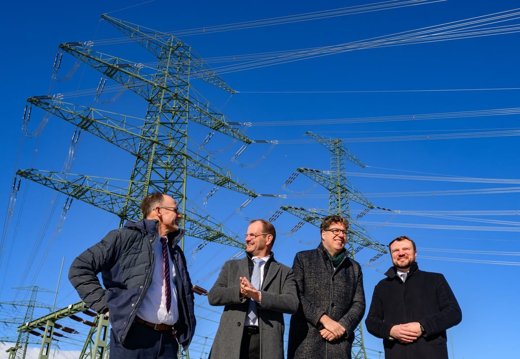 Wolfgang Blank (l-r, parteilos), Wirtschaftsminister Mecklenburg-Vorpommerns, Stefan Kapferer, Konzernchef des Stromversorgers 50Hertz, Michael Kellner (Grüne), Parlamentarischer Staatssekretär beim Bundesminister für Wirtschaft und Klimaschutz und Daniel Keller (SPD), Wirtschaftsminister Brandenburgs, stehen zur Inbetriebnahme vor der Uckermarkleitung.
