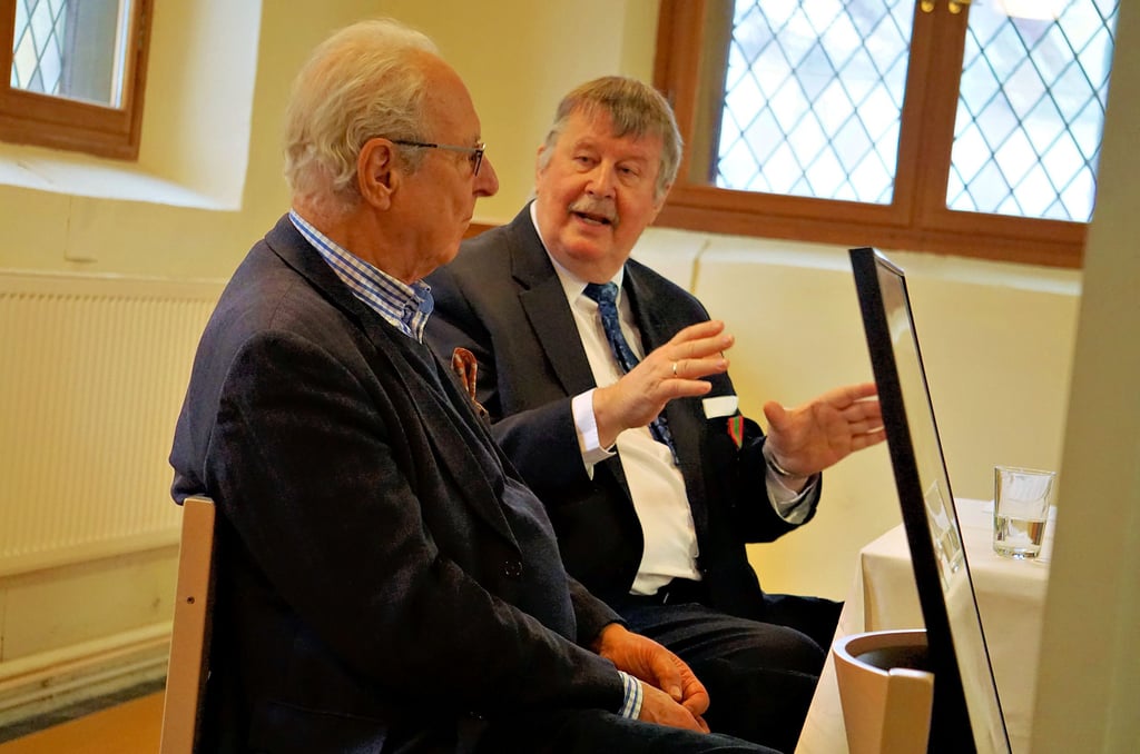 Eduard Prinz von Anhalt (l.) unterhält sich mit Jörg Mantzsch in der Raguhner Stadtkirche über die bewegte Geschichte der Adelsfamilie.