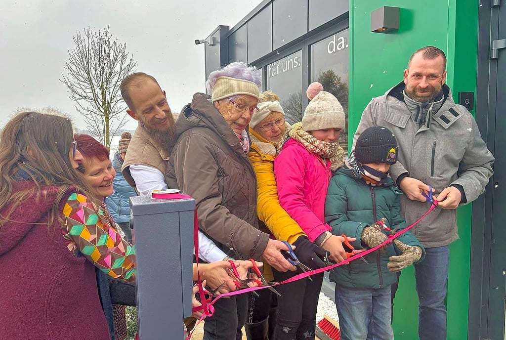 Zur Eröffnung des „Unser Schopp – Burgkemnitz“ am Samstag ist der Andrang groß. Auch Stunden später strömen noch Neugierige in den Markt.