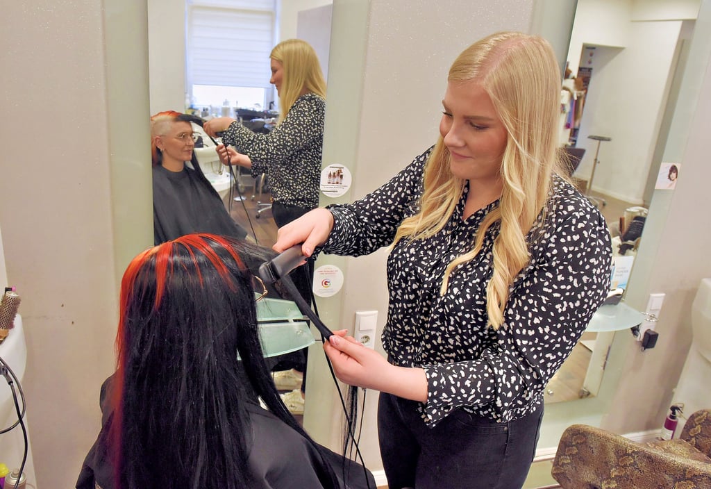 Jette Klauß ist die Freude an der Arbeit anzumerken. Die kürzlich ausgezeichnete Friseurin hat ihren Traumberuf in Wimmelburg ergriffen.