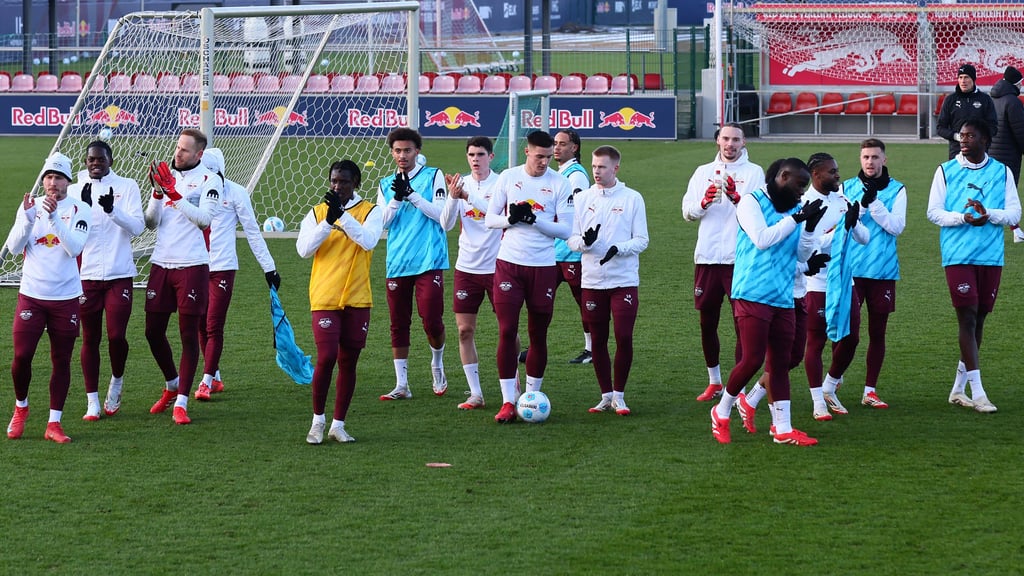 Die Spieler von RB Leipzig begrüßen die Fans beim öffentlichen Training am Montag.