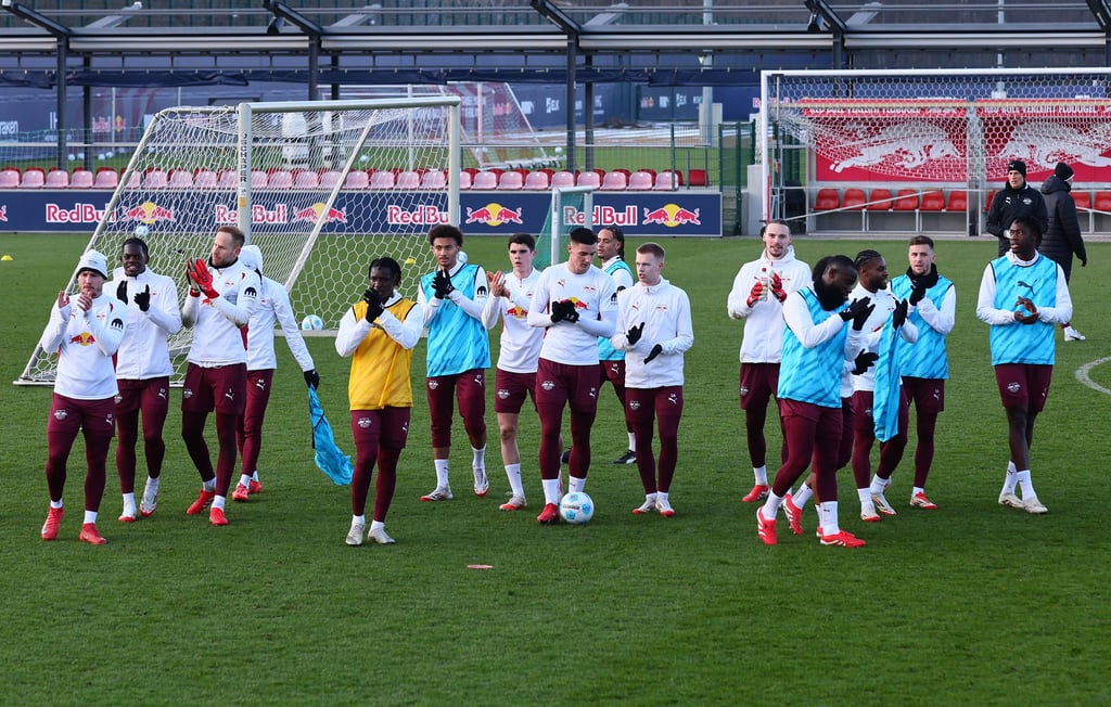 Die Spieler von RB Leipzig begrüßen die Fans beim öffentlichen Training am Montag.