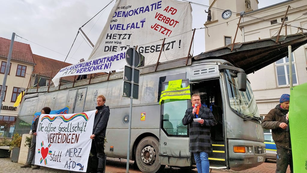 Salzwedels Bürgermeister Olaf Meining spricht sich auf der Demo in Salzwedel am 15. Februar 2025 gegen den weiteren Rechtsruck aus und warnt vor der AfD.