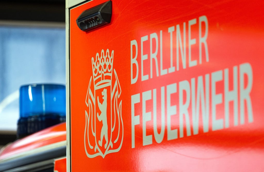 Auf der Berliner Autobahn Avus brannte ein Auto. (Symbolbild)