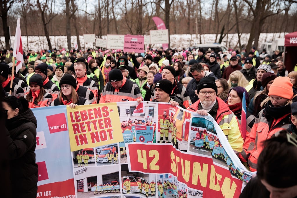 Die Beschäftigten des öffentlichen Dienstes protestieren für höhere Löhne.