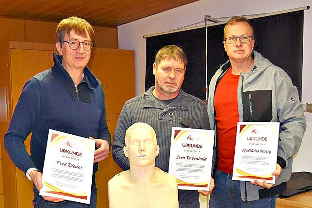 „Meli“-Chef Carsten Kowalsky (l.) und der wiedergenesene Dirk Grönke dankten Matthias Hörig (r.) sowie Sven Rabenhold und Fred Diener (beide arbeitsbedingt nicht auf dem Foto).