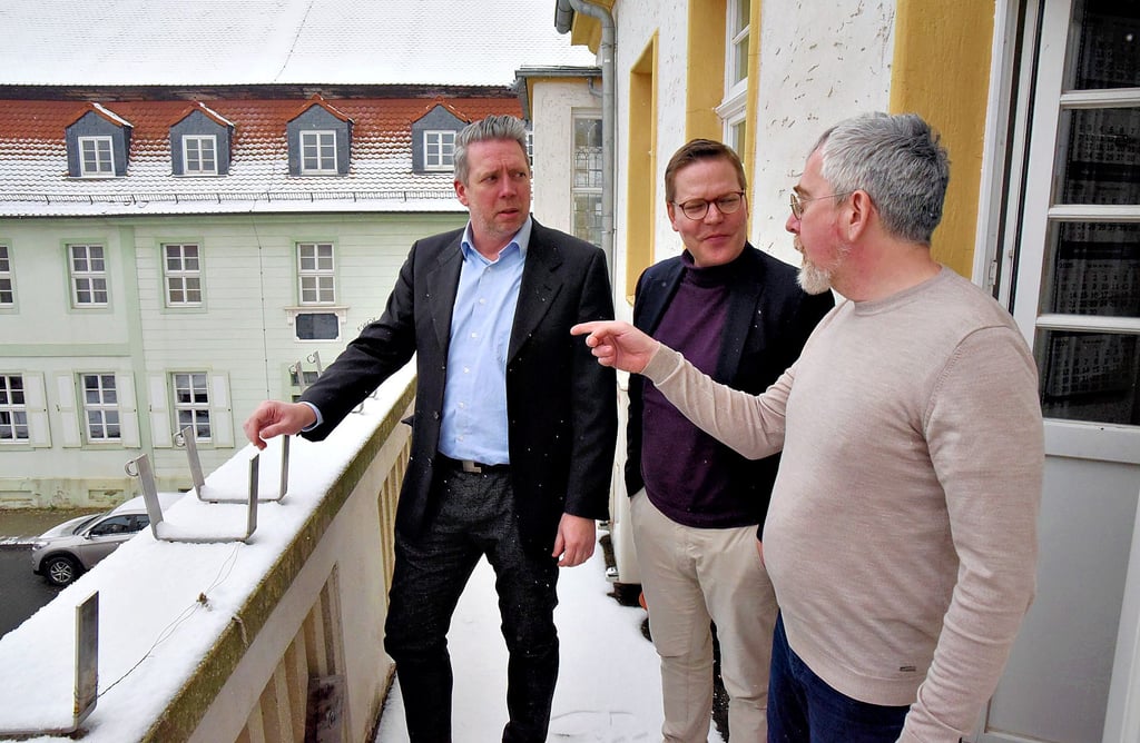 Sebastian Putz, Staatssekretär für Kultur in der Staatskanzlei (von links), Bundestagsabgeordneter Tino Sorge und Barbys Bürgermeister Jörn Weinert auf dem maroden Rathausbalkon.