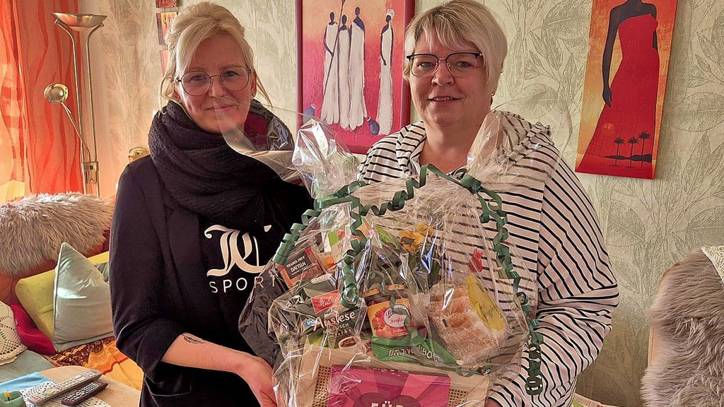 Dana Schmidt und Mandy Glossmann übergaben den Präsentkorb.