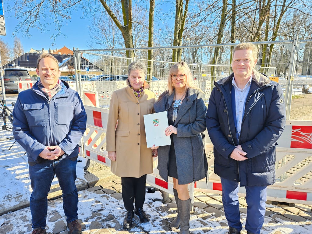 Der SPD-Landtagsabgeordnete Falko Grube, FDP-Ministerin Lydia Hüskens, Magdeburgs Oberbürgermeisterin Simone Borris und Baudezernent Jörg Rehbaum (SPD) bei der Übergabe des Fördermittelbescheids.