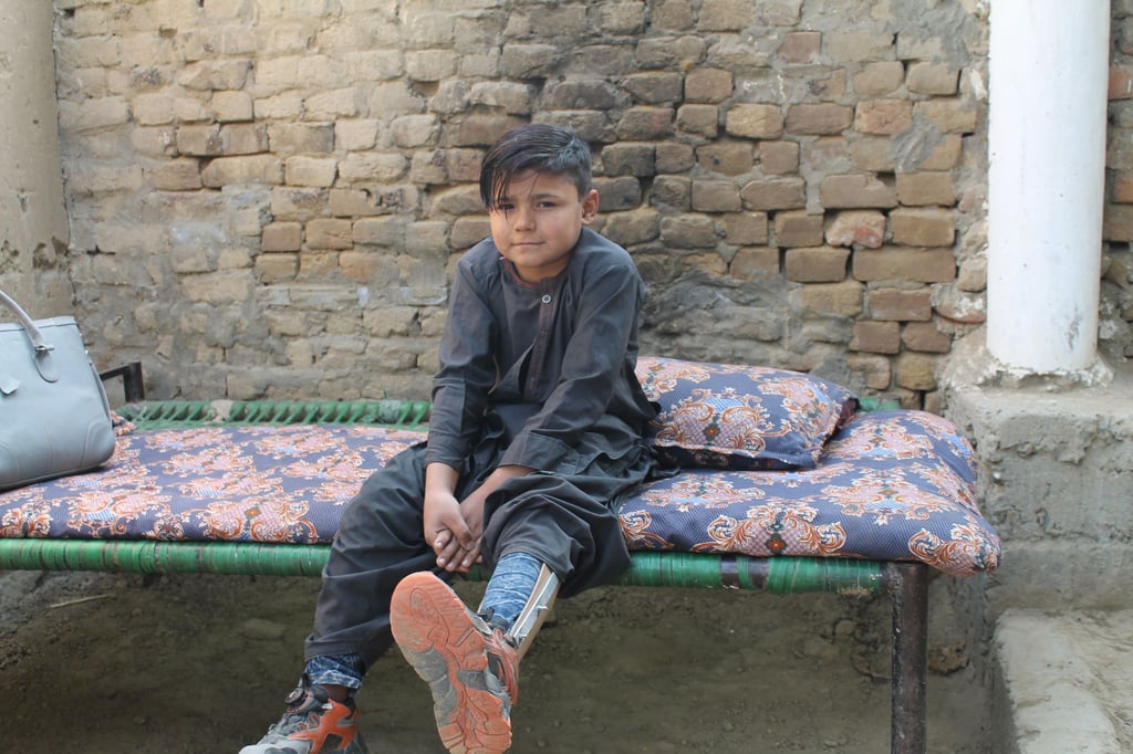 Abid trägt eine Schiene, seit er sich mit Polio infiziert hat.