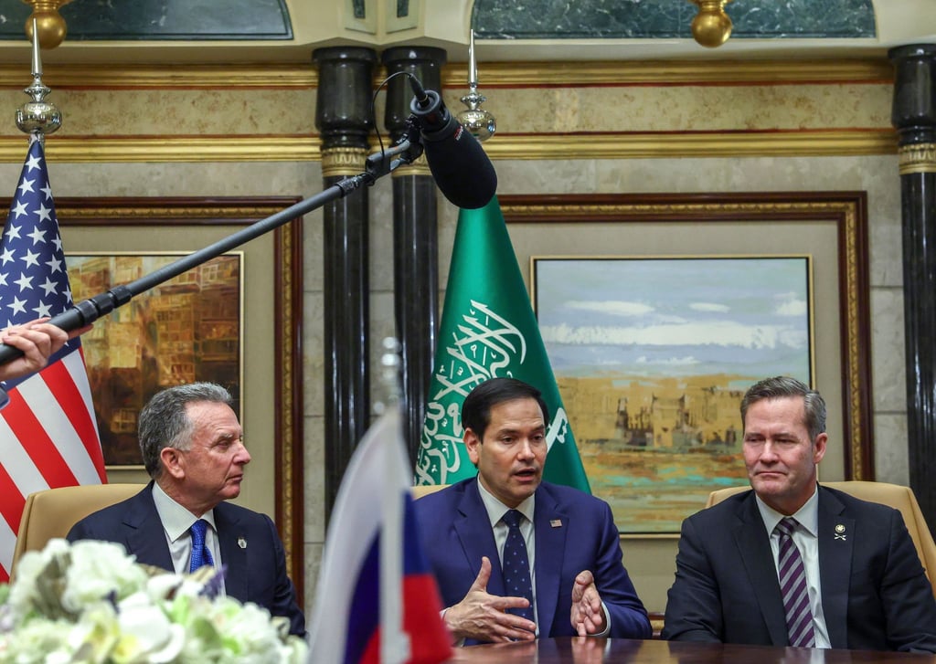 US-Außenminister Marco Rubio (M), der nationale Sicherheitsberater Mike Waltz (r) und der US-Nahostbeauftragte Steve Witkoff in Riad.