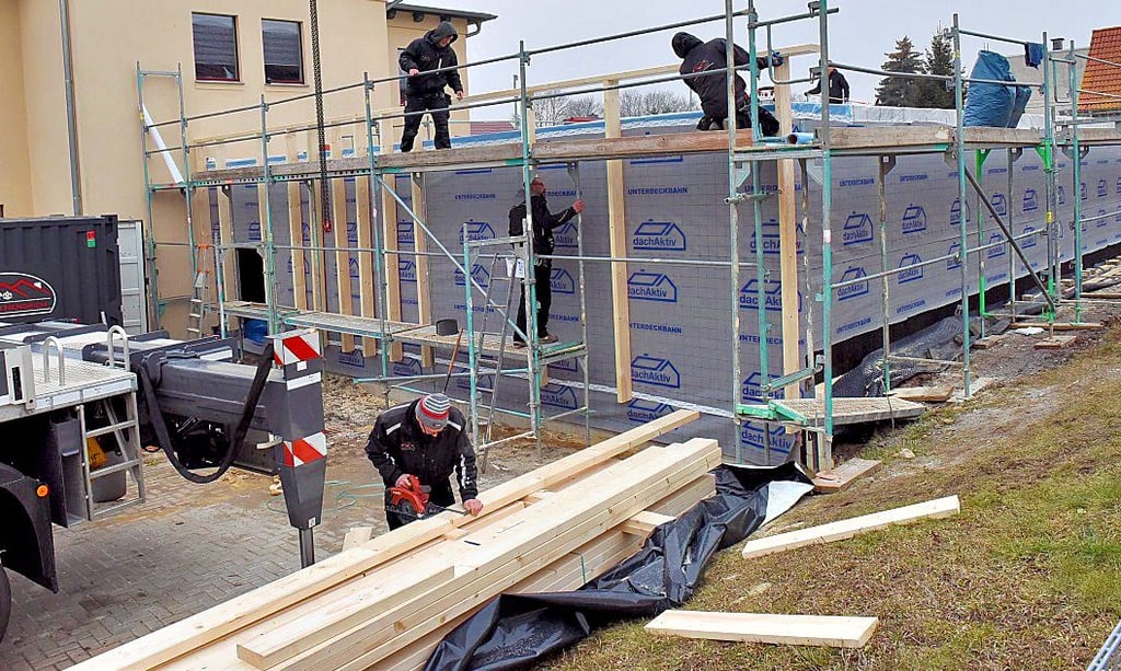 Zuletzt wurde die Holzkonstruktion des Anbaus in Klostermansfeld montiert.