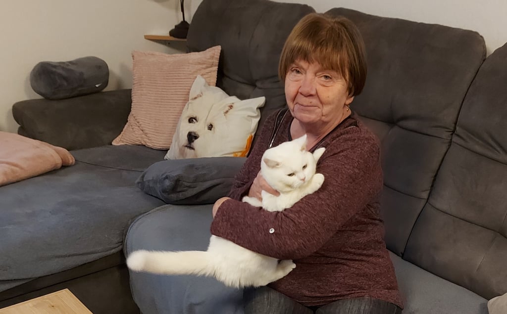 Gabriele Gießler aus Teuchern ist als ehrenamtliche Pflegerin des Tierheims Zeitz registriert. Auch Kater Samy stammt aus dem Tierheim.