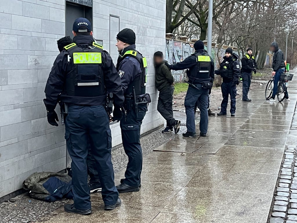 Die Polizei kontrolliert im Görlitzer Park Verdächtige. (Archivfoto)