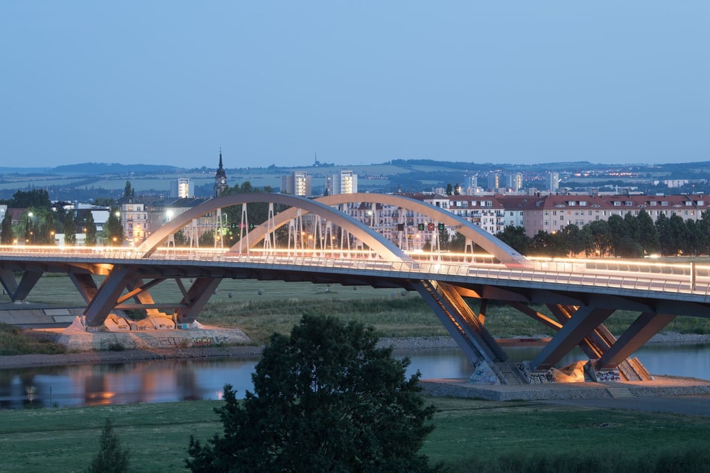 Ein Bürgerentscheid zur Waldschlößchenbrücke in Dresden war 2005 für die Befürworter des umstrittenen Bauwerks erfolgreich. (Archivbild)