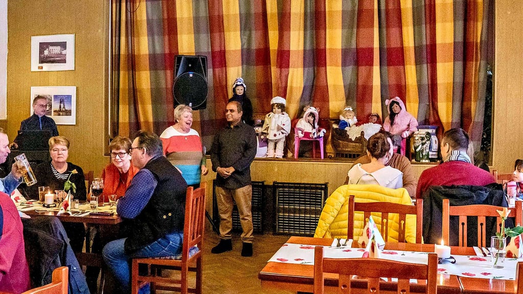 Inhaber Nadesan „Nithiy“ Nithiyananthan begrüßt Stammgäste und Freunde zum fünfjährigen Bestehen seiner Gaststätte.