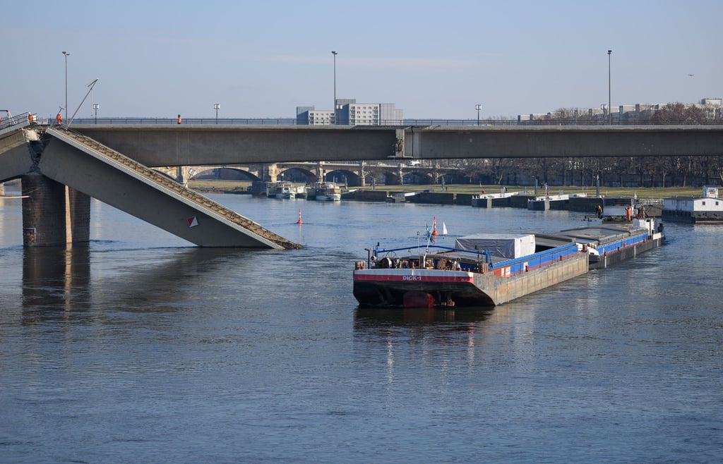 Die Durchfahrt unter der Dresdner Carolabrücke für Schiffe wieder komplett gesperrt. (Archivbild)