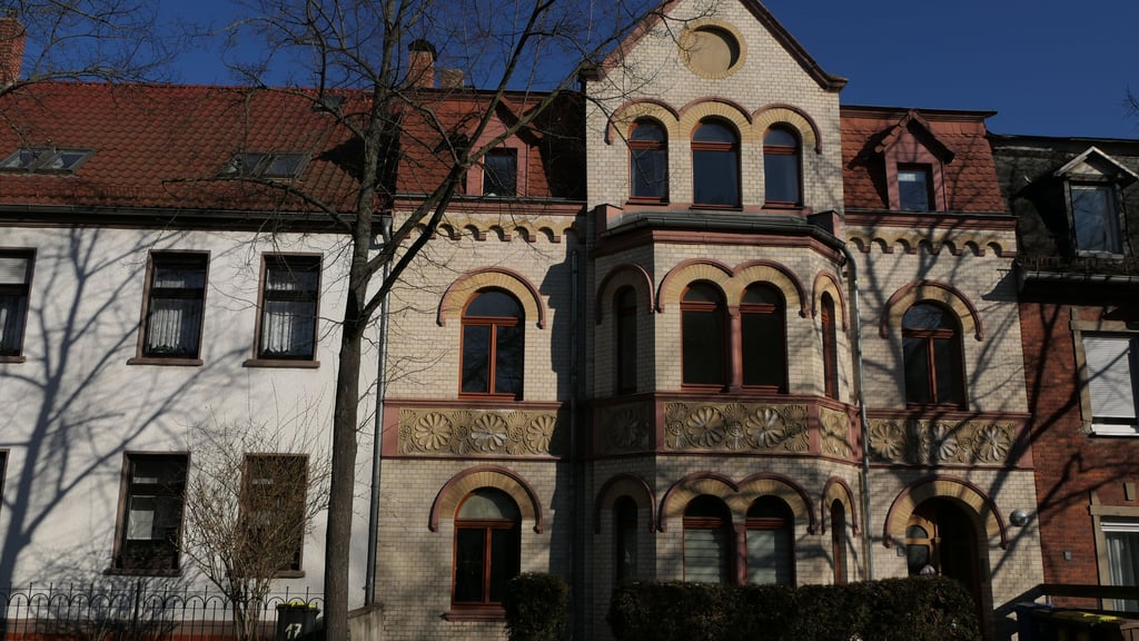 Nach einem verheerenden Kellerbrand in Merseburg stehen mehrere Familien auf der Straße. Im Brandhaus sind derzeit Strom, Wasser und Heizung ausgefallen.