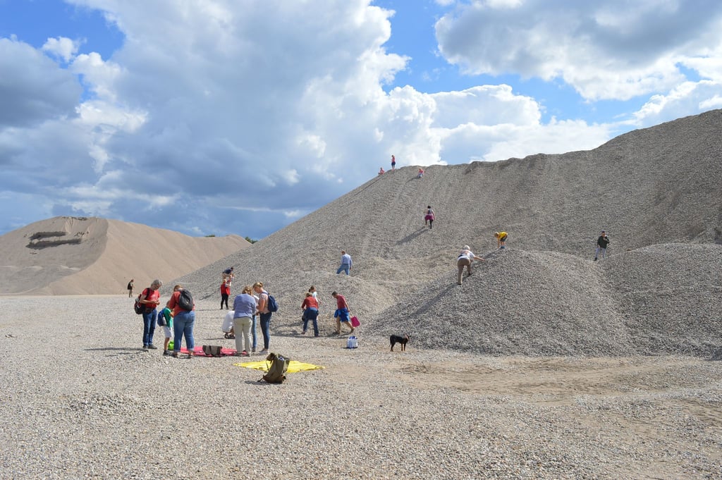 Schatzsuche auf der Halde: Auf dem Gelände des Kieswerks Lüttow kann man nach Gesteinen, Fossilien und Kristallen suchen. Es liegt unweit der A24 an der Grenze Mecklenburg-Vorpommerns zu Schleswig-Holstein.