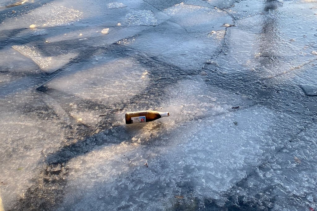 Eisplatten sind auf der Spree zusammengefroren.