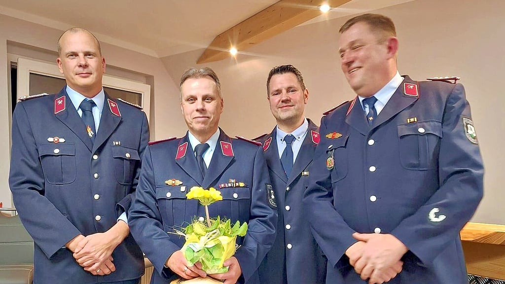 Ein besonderer Moment. Brandmeister Andreas Lehmann (2. v. l.) wurde für bereits 50 abolvierte Dienstjahre ausgezeichnet.