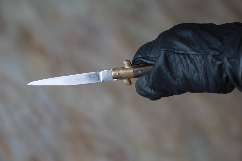 Wie das Messer am Tattag zum Einsatz kam, konnte nicht eindeutig geklärt werden. Eins ist aber sicher: Zu einer ernsteren Verletzung ist es nicht gekommen.