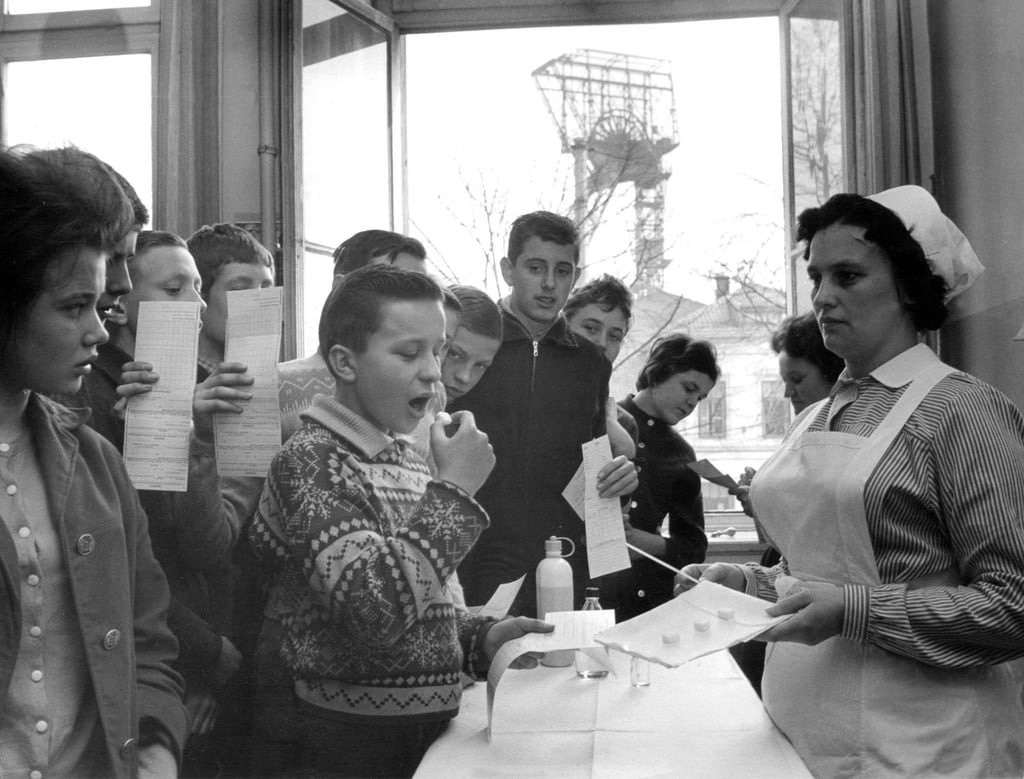 Im Jahr 1962 wurde in Deutschland auch noch eine Schluckimpfung verwendet, hier auf einem Zuckerwürfel. Mittlerweile ist die Impfung Teil einer Sechsfach-Impfung per Spritze.